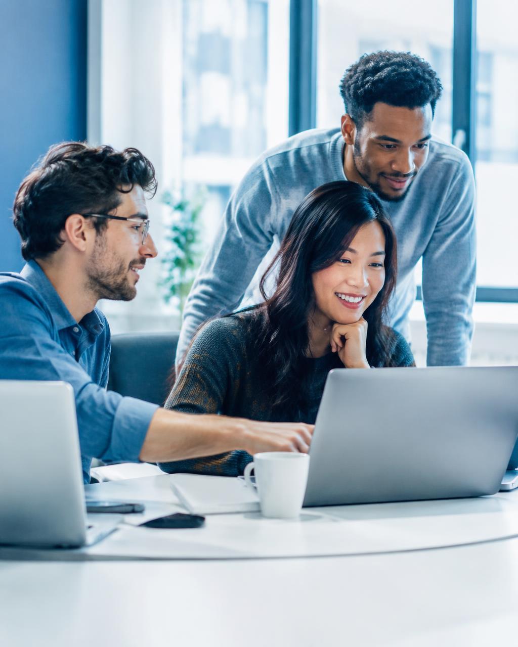 Profesionales trabajando juntos en una oficina moderna